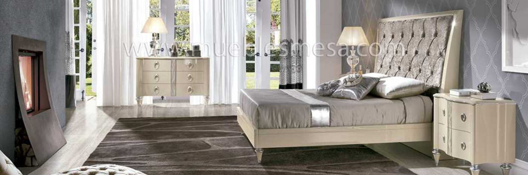muebles clásico en tienda de muebles mesa